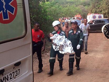 Los bomberos de Minas Gerais tan sólo han confirmado este viernes la muerte de un hombre y cuatro heridos, entre ellos dos niños, aunque la víspera las primeras informaciones sobre el suceso elevaban a entre ocho y 15 las víctimas mortales y hablaban de al menos 40 heridos.