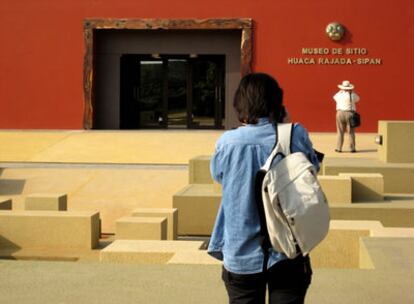 Dos visitantes ante el Museo del Sitio de Huaca Rajada, Chiclayo (Perú), excavación donde se hallaron las tumbas reales del Señor de Sipán (y sus tesoros).