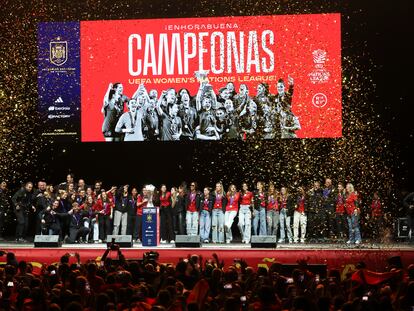 Jugadoras y cuerpo técnico de la selección española celebran el triunfo en la Liga de Naciones Femenina.