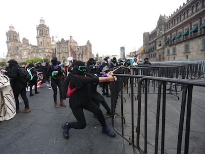 Feministas en Palacio Nacional