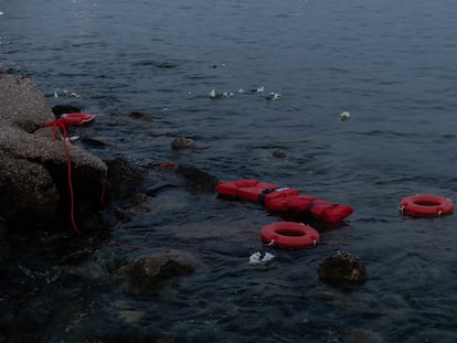 Unos salvavidas lanzados en protesta al Mediterráneo por miembros del Partido Comunista de Grecia flotan en el agua, en Pireo, el pasado 20 de junio.
