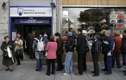 Colas en la administración de Lotería de la Puerta del Sol de Madrid.