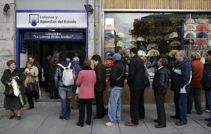 Colas en la administración de Lotería de la Puerta del Sol de Madrid.