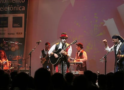 El grupo brasileño Teatro Mágico, defensores del intercambio libre de música a través de la red, en el espacio dedicado a la diversión, el baile y la música que entretiene las noches del Campus.