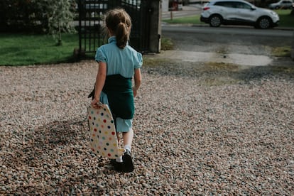 Los padres deben asegurarse que sus hijos conocen las normas básicas de tráfico y de que miran siempre antes de cruzar la carretera.