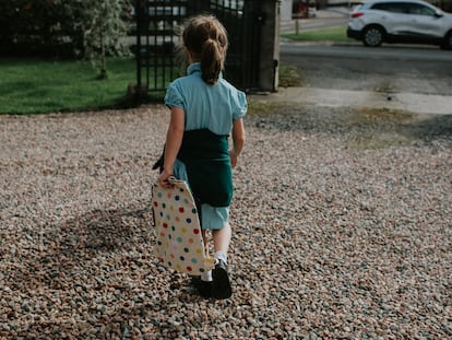 Los padres deben asegurarse que sus hijos conocen las normas básicas de tráfico y de que miran siempre antes de cruzar la carretera.