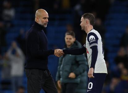 James Madison, autor de un doblete, saluda a Guardiola este sábado en el Etihad tras el 0-4.