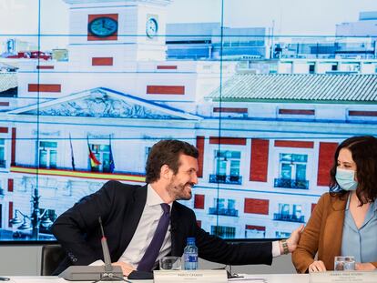 El líder del PP, Pablo Casado, saluda a la presidenta madrileña, Isabel Díaz Ayuso, en la Junta Directiva Nacional.