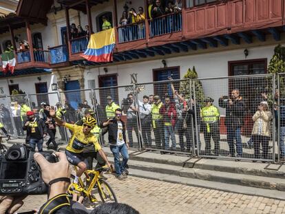Egan Bernal entra en bicicleta a la plaza de Zipaquirá, su ciudad natal.