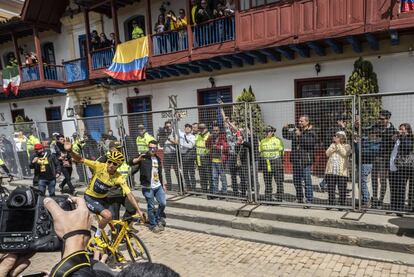 Egan Bernal entra en bicicleta a la plaza de Zipaquirá, su ciudad natal.