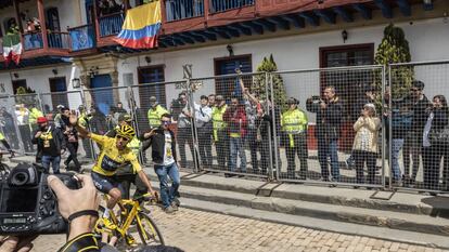 Egan Bernal entra en bicicleta a la plaza de Zipaquirá, su ciudad natal.