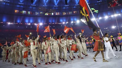 Delagação da Angola desfila no Maracanã.