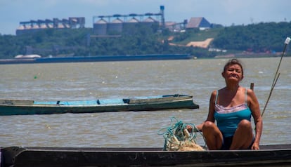 La pescadora María Clara Sousa Machado en su canoa en el río Tapajós.