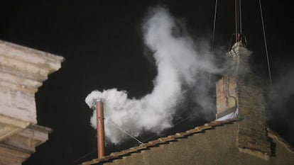 La fumata blanca en la chimenea de la Capilla Sixtina que anunció la llegada de un nuevo papa, Francisco, el 13 de marzo de 2013.