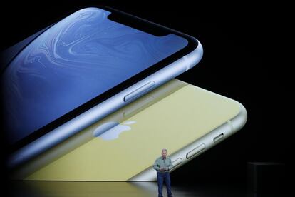 El nuevo iPhone Xr recuerda al iPhone X por delante y al iPhone 8 por detrás. Sin bordes, pero cuerpo de aluminio anodizado con varios colores. Algunos como el amarillo. Su pantalla es de 6,1" pulgadas.