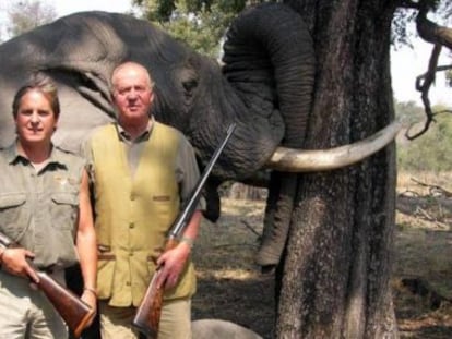 El rey posa con un cazador ante un elefante abatido, en Botsuana en 2006.