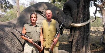El rey posa con un cazador ante un elefante abatido, en Botsuana en 2006.