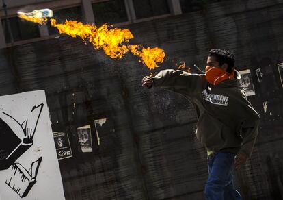 Un manifestante lanza un cóctel molotov a la Policía Nacional Bolivariana durante una protesta contra el gobierno del presidente Nicolás Maduro, en Caracas.