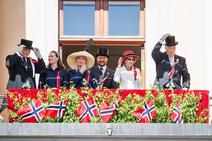 La familia real noruega, el 17 de mayo de 2025, en un acto de las celebraciones del día de la Constitución de Noruega en Oslo. De izquierda a derecha: el príncipe Sverre Magnus,  la princesa Ingrid Alexandra, la princesa Mette-Marit, el príncipe Hakoon Magnus, la reina Sonia y el rey Harald. 