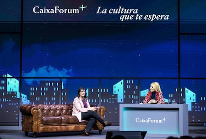 La Fundación La Caixa ha dado el salto al mundo digital este martes a través de CaixaForum+, una plataforma online con un catálogo único de propuestas culturales y divulgación científica. El objetivo, según la fundación, es “llenar un vacío en la oferta audiovisual del país y aspira a ser la plataforma de referencia en la difusión cultural y científica en el mundo de habla hispana”.
La propuesta arranca con una oferta inicial de más de 300 títulos, más de 1.000 piezas de vídeo y audio y 564 horas de contenido. Así, los usuarios podrán encontrar series, podcasts, documentales, películas, arte digital, programas de divulgación, entrevistas, conciertos y óperas, entre otros, en torno a nueve temáticas: artes visuales y plásticas; artes escénicas; música; literatura; pensamiento e historia; cine; arquitectura y diseño; ciencias de la vida y ciencias físicas.