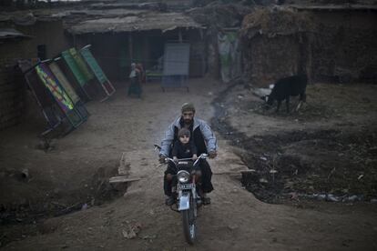 Pakist&aacute;n alberga a m&aacute;s de 1,6 millones de refugiados afganos, la mayor y m&aacute;s prolongada poblaci&oacute;n de refugiados en el mundo. En la imagen, un refugiado afgano lleva a su hijo en motocicleta en las afueras de Islamabad (Pakist&aacute;n).