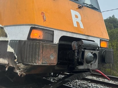 El tren accidentado en Vacarisses (Barcelona), este domingo.