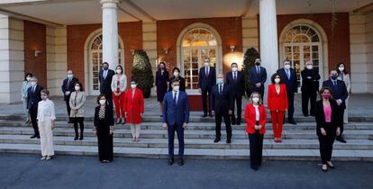 El presidente del Gobierno, Pedro Sánchez (c) posa con sus ministros para la foto de familia antes del Consejo de Ministros en el Palacio de la Moncloa en Madrid este martes.