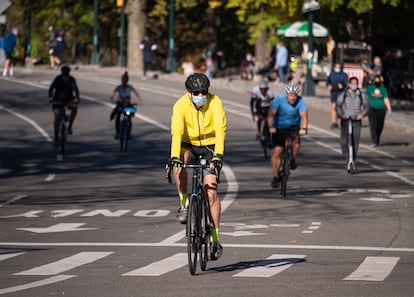 Ciclistas montan en bicicleta en Central Park, en New York.