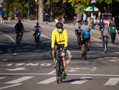 Ciclistas montan en bicicleta en Central Park, en New York.