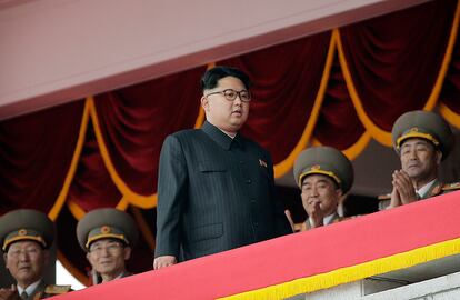 Al final del evento, Kim Jong-un se tomó su tiempo para aplaudir y saludar a las masas desde el palco antes de retirarse finalmente con el resto de autoridades.