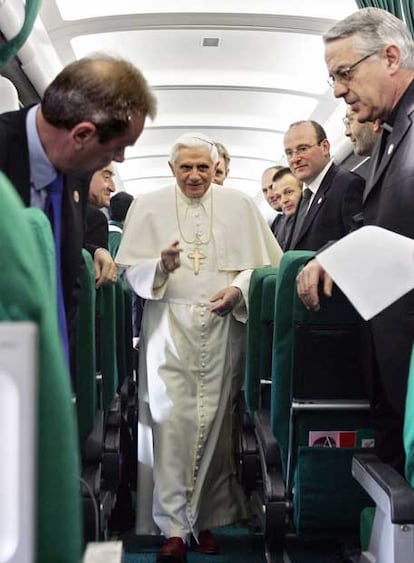 El Pontfice anticip el pasado domingo tras el Angelus cules son los puntos cardinales de este viaje: el encuentro con la peque?a comunidad catlica en el pas (unas 30.000 personas) y reforzar las relaciones con los ortodoxos. Hoy ha vuelto a repetir: "El objetivo es pastoral, no poltico". En la foto, Benedicto XVI en el avin, camino de Ankara.