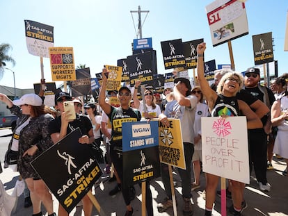 Integrantes de SAG-AFTRA durante una protesta a las afueras de los estudios Paramount, en Los Ángeles (EE UU), el pasado 6 de octubre.