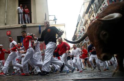 Toros de la ganadería de Núñez del Cuvillo durante el séptimo encierro de los Sanfermines 2016.