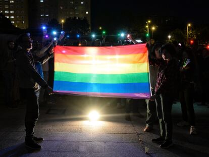 Decenas de personas se concentran a las puertas del Parlamento de Castilla y León en Valladolid para iluminar el edificio con linternas de colores y banderas del Orgullo LGTBI en señal de protesta.