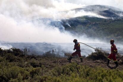 Miembros de la Unidad Militar de Emergencias intentan sofocar un incendio en la localidad orensana de Parada de Sil.