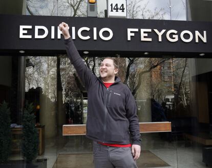 Christian, hijo de María Briceño, en el portal de la vivienda de la casa de su madre, tras ser paralizado el desahucio.