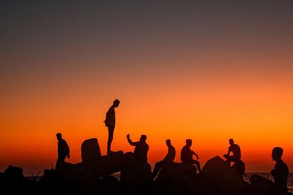 Palestinos se sientan y se hacen fotos en las rocas junto al Mediterráneo en la ciudad de Gaza, mientras celebran el tercer día de la festividad religiosa musulmana de Eid al-Adha. Conocido como el festival "grande", Eid Al-Adha se celebra cada año y se sacrifican varios animales de acuerdo con las tradiciones religiosas, como vacas, camellos, cabras y ovejas. El festival marca el final de la peregrinación del Hajj a La Meca y conmemora la disposición del profeta Abraham de sacrificar a su hijo para mostrar obediencia a Dios.