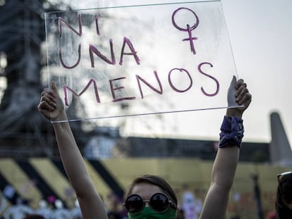 Mujeres participan en la marcha contra la violencia de género en Ciudad de México.