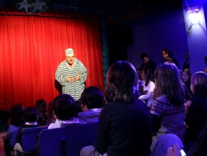 Representación de la obra 'Bombalino y Cuchufleta, dos payasos de peseta', en el Teatro La Estrella-Petxina, en Valencia.