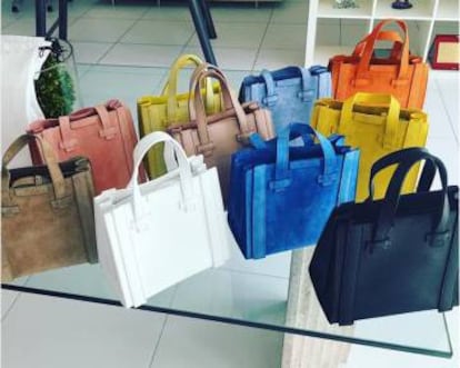 La joven italiana ha creado una firma de bolsos llamada Avril. El precio de cada uno es de 159 euros.