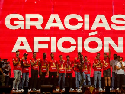 Los jugadores de la selección española celebran en el Wizink Center de Madrid el oro cosechado tras vencer a la selección de Francia en la final del Eurobasket.