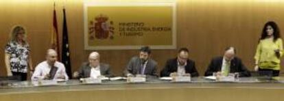 (De izq. a dcha., en la mesa) El secretario general de la Federación Estatal de Industria de USO, Pedro Ayllón; su homólogo en FITAG-UGT, Antonio Deusa Pedrazo; el secretario de Estado de Energía, Alberto Nadal; el secretario general de la Federación de Industria de CCOO, Agustín Martín; y el presidente de la patronal del carbón, Carbunión, Óscar Lapastora; durante la firma del acuerdo del Marco de Actuación de la Minería del Carbón 2013-2018, esta tarde en Madrid.