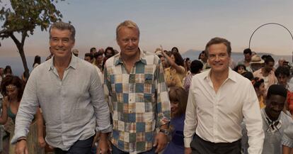 Stellan Skarsgård, en 'Mamma Mia! Una y otra vez', junto a Pierce Brosnan y Colin Firth.