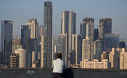 Un hombre mira hacia varios rascacielos en Mumbai, India.