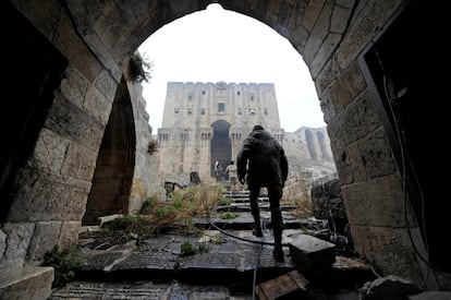 Forças leais ao presidente sírio, Bachar al-Assad, caminham na cidade histórica de Aleppo, em 13 de dezembro