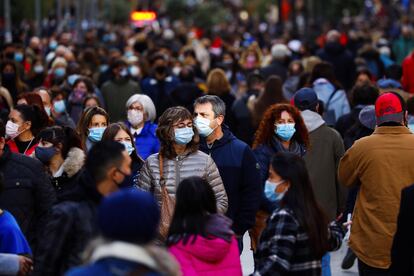 Multitud de personas pasean por el Portal del Ángel de Barcelona, el pasado día 8.