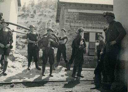 Mineros de la empresa Hullera Vasco Leonesa, esperando a su turno de trabajo, en una imagen de los años cincuenta del siglo XX.