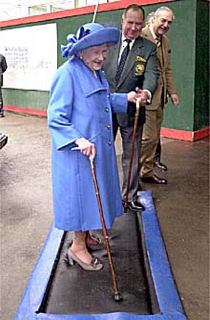 La reina madre tuvo que desinfectarse ayer los zapatos para poder asistir a una carrera de caballos.