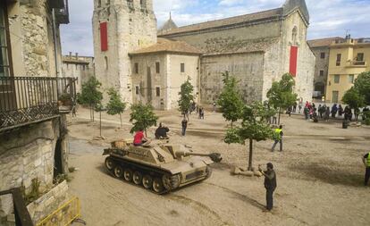 Un tanc de la sèrie 'Westworld' al centre de Besalú.