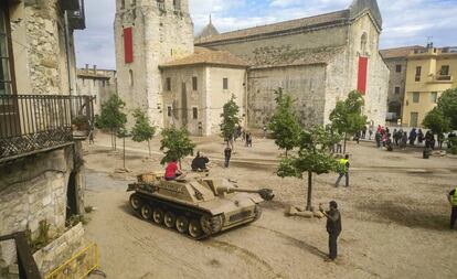 Un tanc de la sèrie 'Westworld' al centre de Besalú.